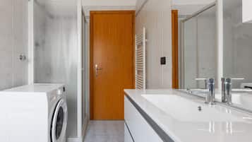 Een douche, een haardroger, een bidet, handdoeken