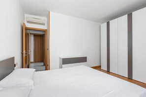 1 habitación, tabla de planchar con plancha, wifi gratis y ropa de cama 