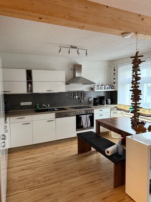 Apartment | Private kitchen | Cookware/dishes/utensils