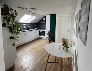 Kjøleskap, mikrobølgeovn, kokeplater og kaffetrakter/tekoker