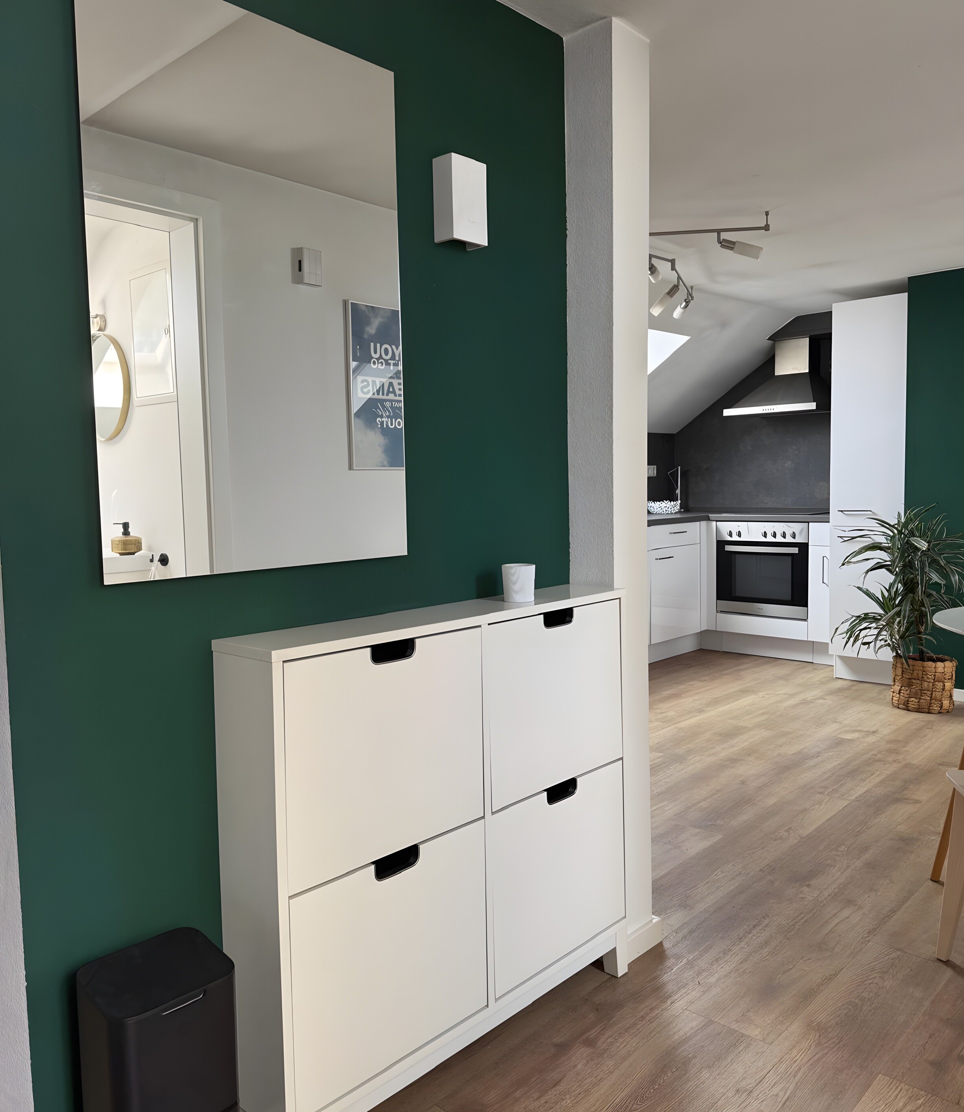 Kühlschrank, Mikrowelle, Herdplatte, Wasserkocher mit Kaffee-/Teezubehör