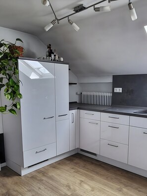 Geladeira, micro-ondas, cooktop, cafeteira/chaleira