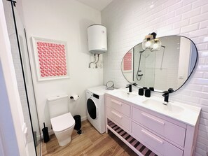 Shower, towels - Pink Alta Apartment With Pool (Puerto de la Cruz)