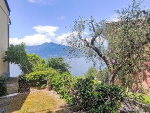 Property grounds - Nice apartment for 4 people with A/C, TV and patio (Torri Del Benaco)