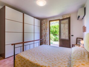 1 bedroom, travel cot, free WiFi