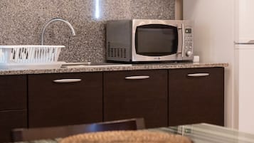 Microondas, cafetera o tetera y utensilios de cocina