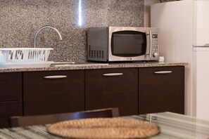 Micro-ondas, cafeteira/chaleira, talheres/pratos/utensílios de cozinha