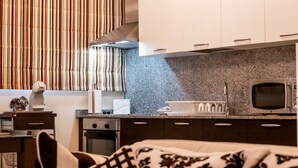 A modern kitchen with granite countertops, stainless steel appliances, and white cabinetry. - Céntrico Apartamento en Santa Cruz (Santa Cruz de Tenerife)