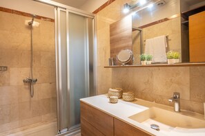 Douche, serviettes fournies