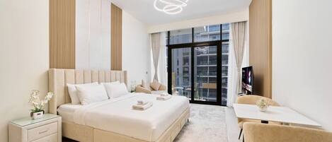 Tabla de planchar con plancha, wifi y ropa de cama