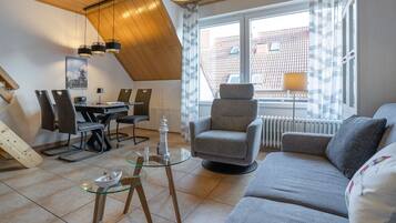 Una televisión, un reproductor estéreo