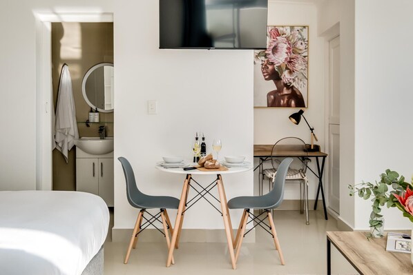 Apartment | 1 bedroom, Internet - Private Secure Studio in Camps Bay The Cove (Cape Town)