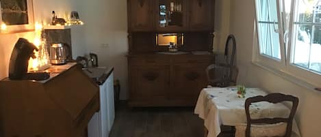 Fridge, oven, stovetop, coffee/tea maker