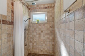 Shower, hair dryer, towels - Apartment 'Weitblick' with Mountain View and Wi-Fi (Sasbachwalden)