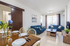 Apartment, 2 Bedrooms, City View | In-room dining