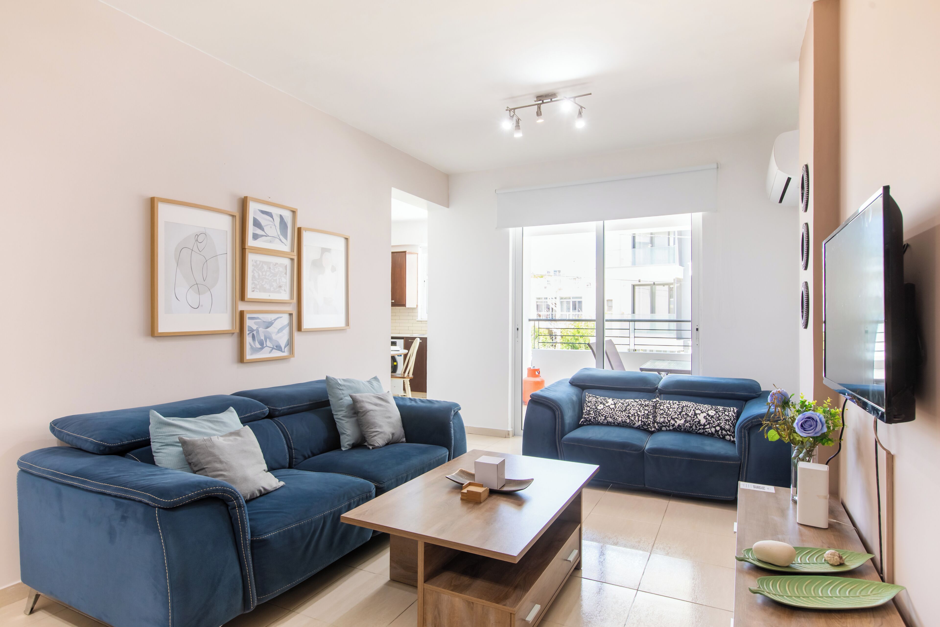 Apartment, 2 Bedrooms, City View | Living room | 42-inch Smart TV with digital channels, streaming services