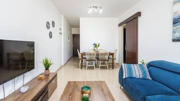 Apartamento, 2 quartos, vista para a cidade | Sala de estar | Smart TV 42 polegadas com canais digitais, serviços de streaming