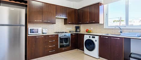 Appartement, 2 slaapkamers, uitzicht op stad | Privékeuken | Een koelkast/vriezer, een magnetron, een oven, een kookplaat