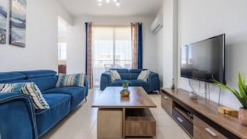 Apartamento, 2 quartos, vista para a cidade | Sala de estar | Smart TV 42 polegadas com canais digitais, serviços de streaming