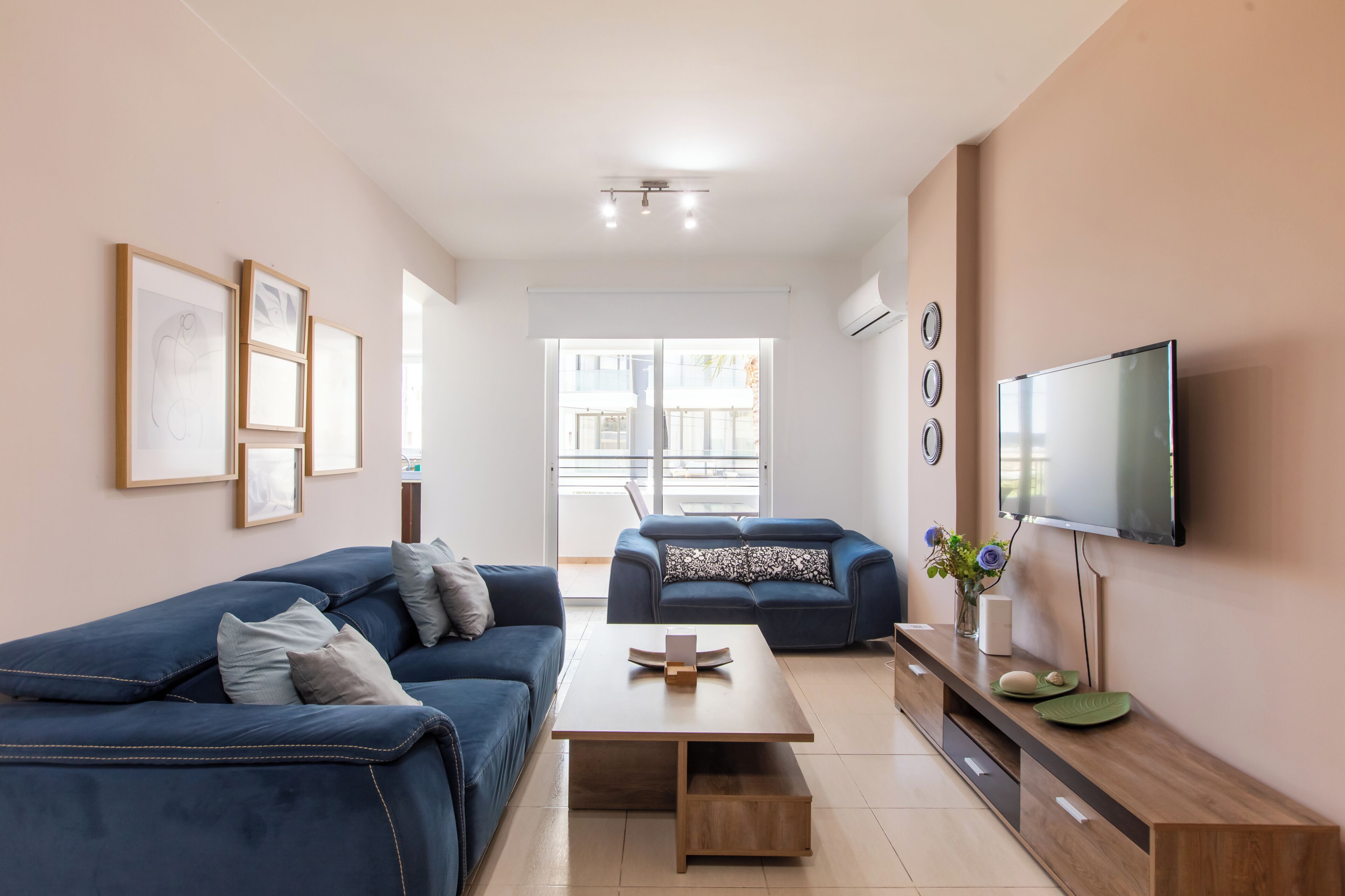 Apartment, 2 Bedrooms, City View | Living room | 42-inch Smart TV with digital channels, streaming services