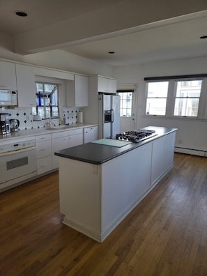 Fridge, dishwasher, coffee/tea maker, electric kettle