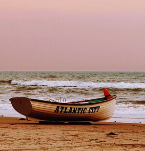 Beach nearby, sun loungers, beach towels