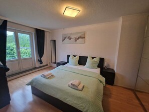 3 bedrooms, iron/ironing board, WiFi, bed sheets