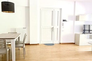 Dining - Location: quiet and central area of ​​Sirolo, 150 meters from the square and the path that leads to the beach, reachable on foot.Description: apartment located on the ground floor with garden. Living room with sofa and dining table - separate kitchen (Sirolo)