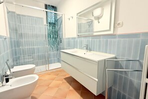 Dusche, Bidet, Handtücher