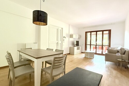 Location: quiet and central area of ​​Sirolo, 150 meters from the square and the path that leads to the beach, reachable on foot.Description: apartment located on the ground floor with garden. Living room with sofa and dining table - separate kitchen