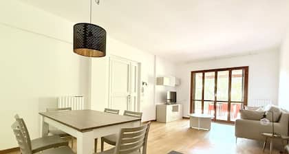 Location: quiet and central area of Sirolo, 150 meters from the square and the path that leads to the beach, reachable on foot.Description: apartment located on the ground floor with garden. Living room with sofa and dining table - separate kitchen