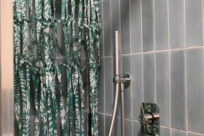 Shower, bidet, towels - Location: quiet and central area of ​​Sirolo, 150 meters from the square and the path that leads to the beach, reachable on foot.Description: apartment located on the ground floor with garden. Living room with sofa and dining table - separate kitchen (Sirolo)