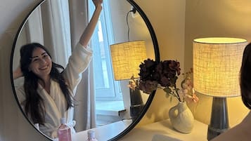 Standard-Doppelzimmer | Laptopgeeigneter Arbeitsplatz, kostenloses WLAN