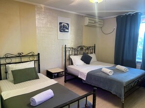 Habitación familiar | Espacio para trabajar con laptop y wifi gratis 