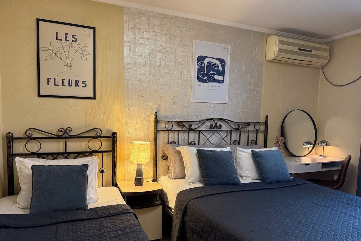 Family Room | Hypo-allergenic bedding, desk, laptop workspace, free WiFi