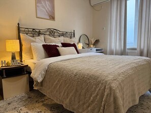 Standard Double Room | Hypo-allergenic bedding, desk, laptop workspace, free WiFi - Hotel HOME (Chișinău)