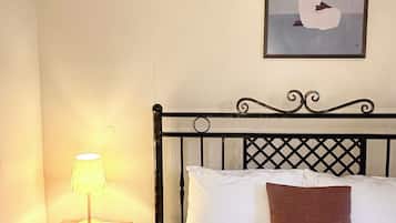 Quarto casal standard | Roupas de cama antialérgicas, escrivaninha