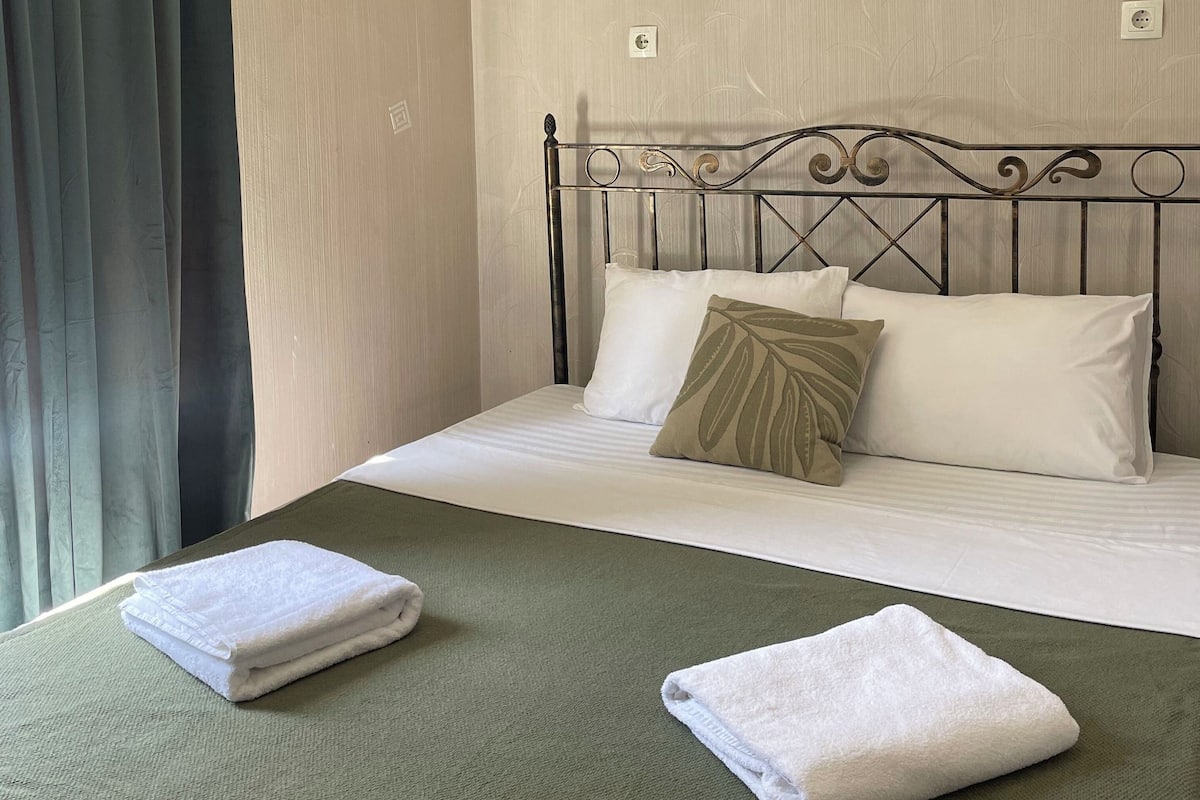 Habitación individual básica, vista al patio | Espacio para trabajar con laptop y wifi gratis