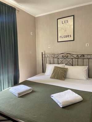 Habitación individual básica, vista al patio | Espacio para trabajar con laptop y wifi gratis 