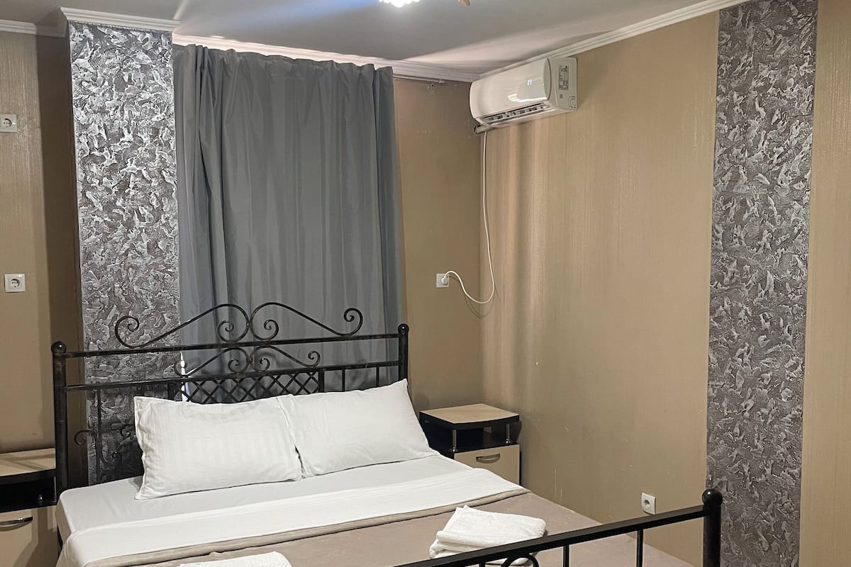 Habitación doble estándar | Espacio para trabajar con laptop y wifi gratis