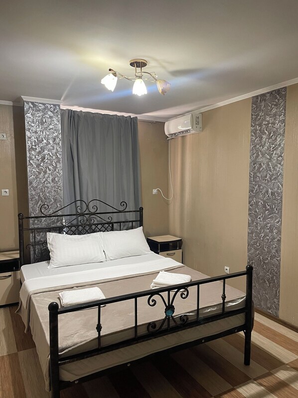 Habitación doble estándar | Espacio para trabajar con laptop y wifi gratis 