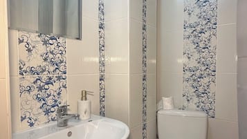 Standard-Doppelzimmer | Badezimmer | Dusche, Handtücher, Toilettenpapier