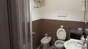Dusj, hårføner, bidé og håndklær