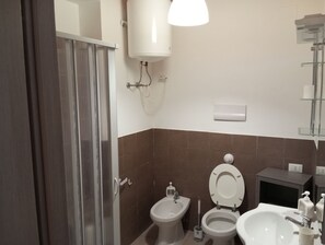 Douche, sèche-cheveux, bidet, serviettes fournies