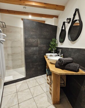 Dusche, Haartrockner, Handtücher, Seife