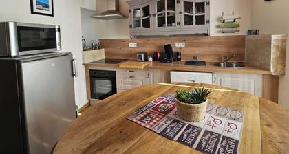 Les Cols du Ventoux - "Col de la Madeleine" apartment in the heart of the village of Bédoin.