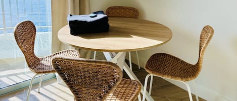 客室内のダイニングエリア