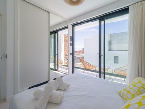 2 عدّة غرف نوم وملاءات أسرّة