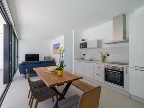 تناول الطعام داخل الغرفة