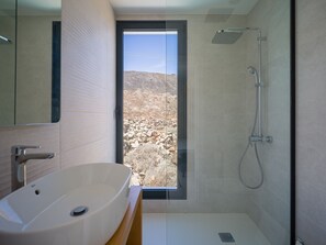 Shower, towels - Las Calderas 2 Vista Retreat (La Oliva)